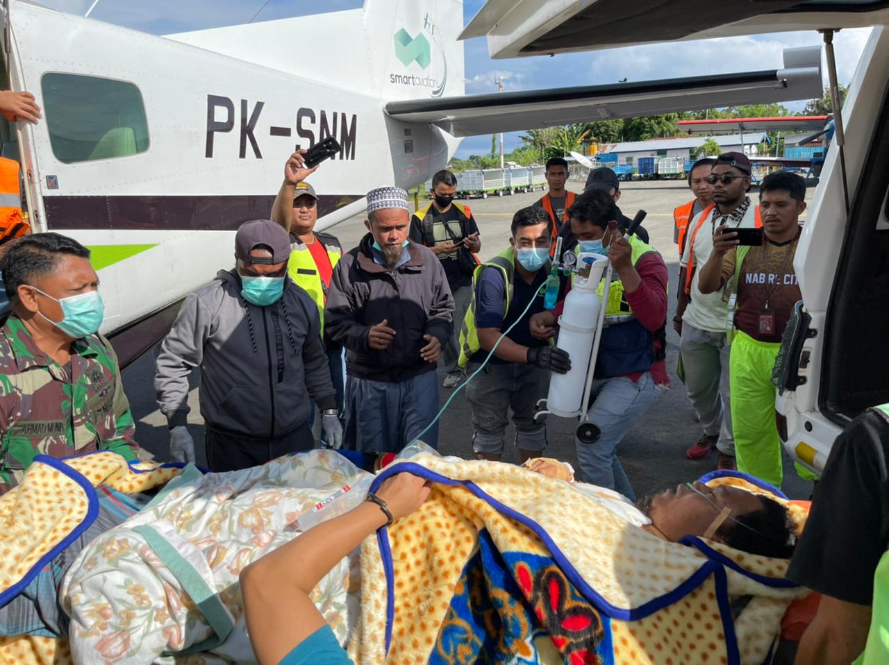 Asep Saputra, korban pembacokan dievakuasi ke Nabire. Foto: Polres Intan Jaya